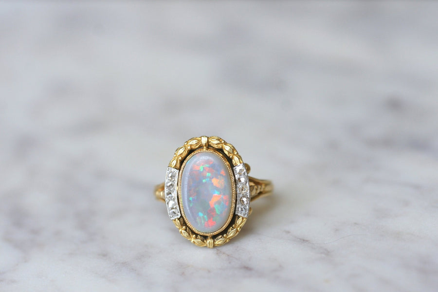 Pompadour ring, opal surrounded by diamonds, gold and platinum - Galerie Pénélope