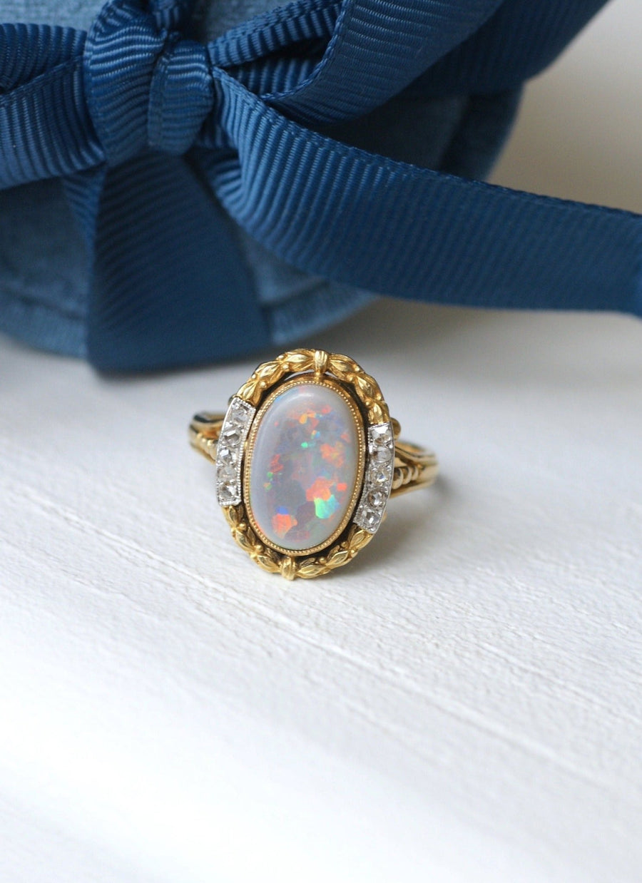 Pompadour ring, opal surrounded by diamonds, gold and platinum - Galerie Pénélope