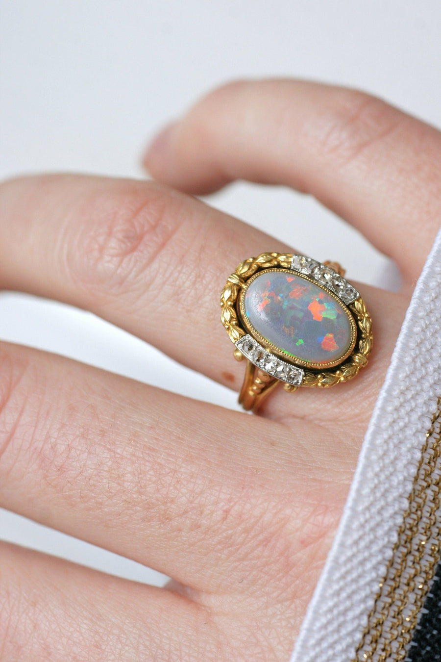 Pompadour ring, opal surrounded by diamonds, gold and platinum - Galerie Pénélope