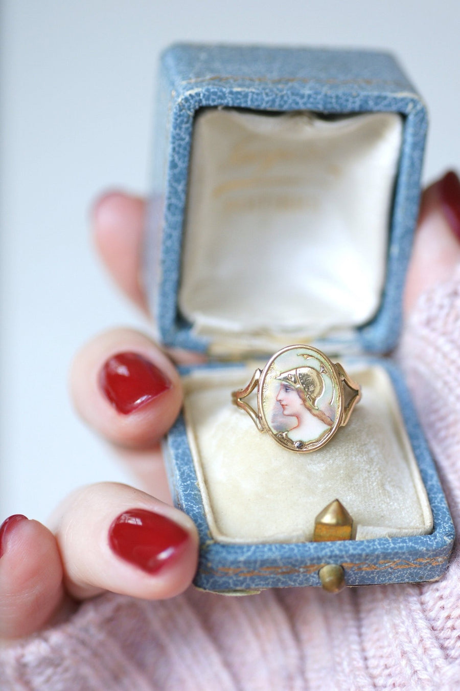 Guilloché enamel on gold Athena portrait ring - Galerie Pénélope