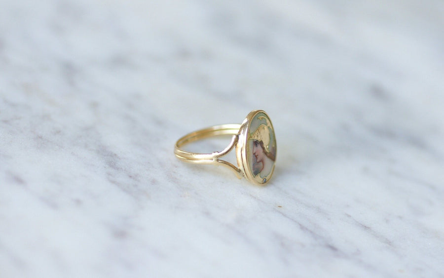 Guilloché enamel on gold Athena portrait ring - Galerie Pénélope