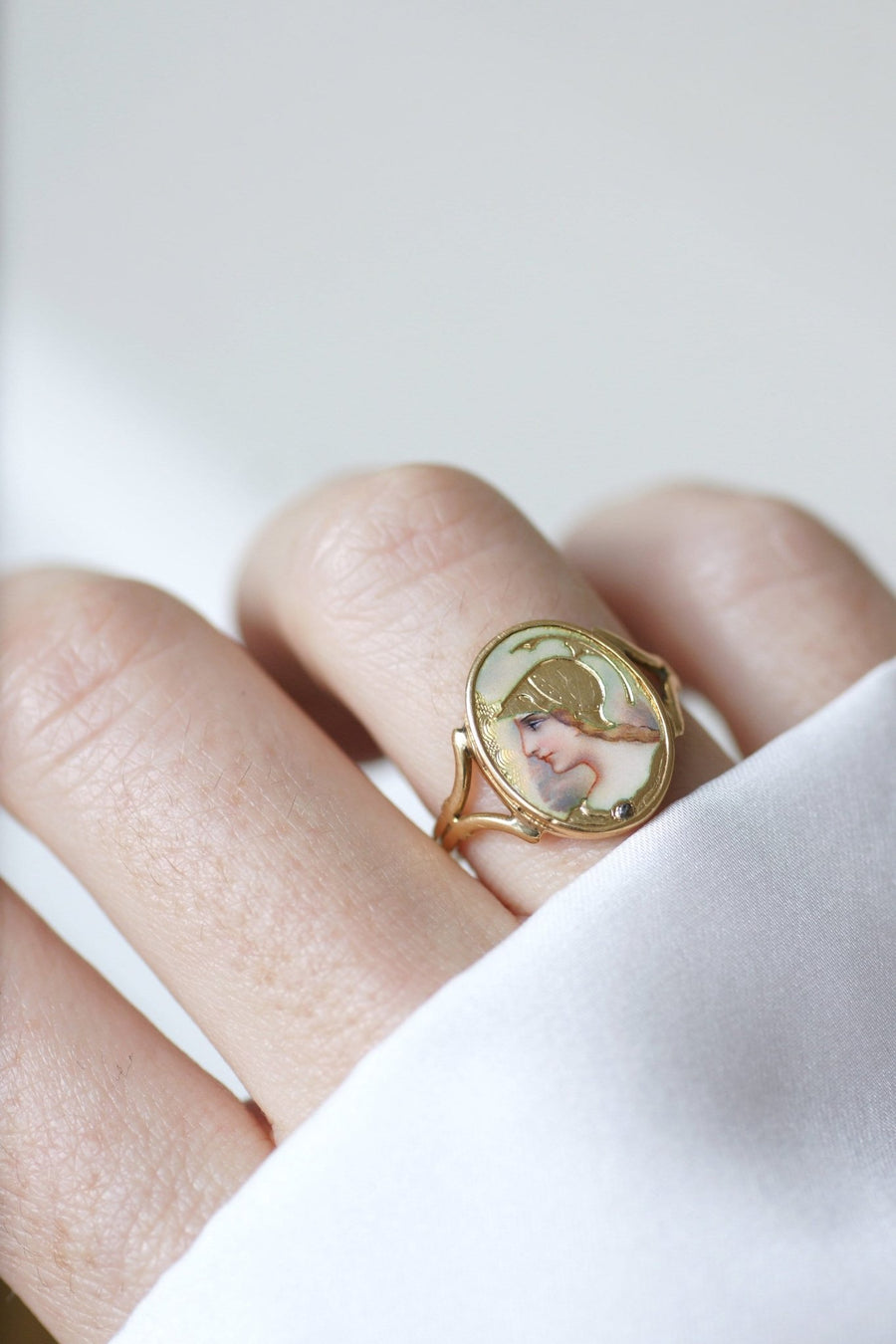 Guilloché enamel on gold Athena portrait ring - Galerie Pénélope