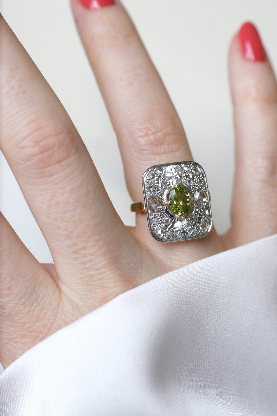 Rectangle ring, peridot and diamonds - Galerie Pénélope