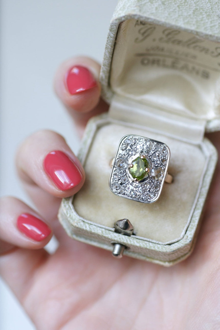 Rectangle ring, peridot and diamonds - Galerie Pénélope