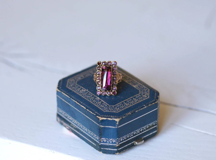 Rectangular rose gold and garnet ring - Penelope Gallery