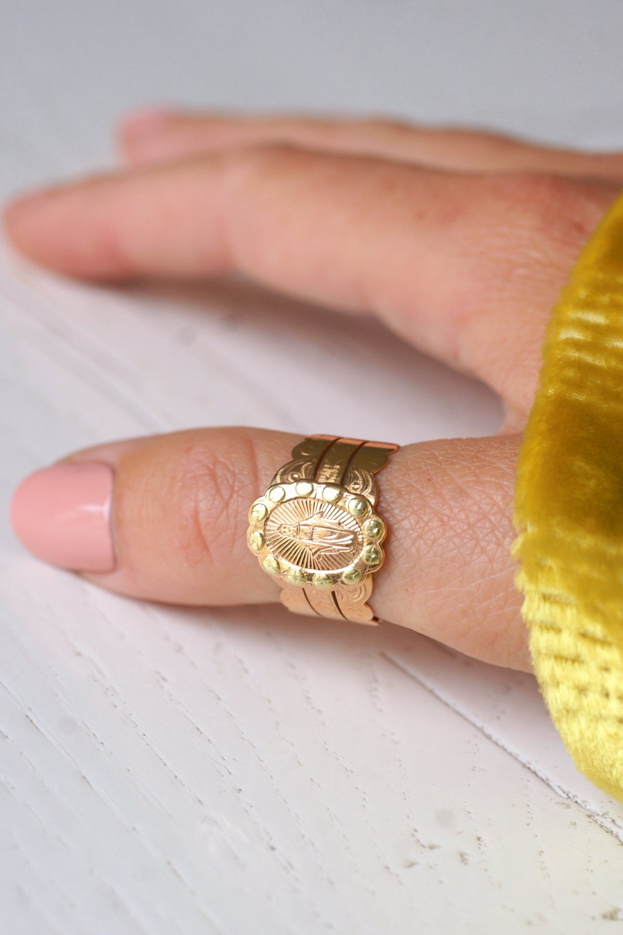 Regional antique Virgin Mary ring in yellow and pink gold - Galerie Pénélope