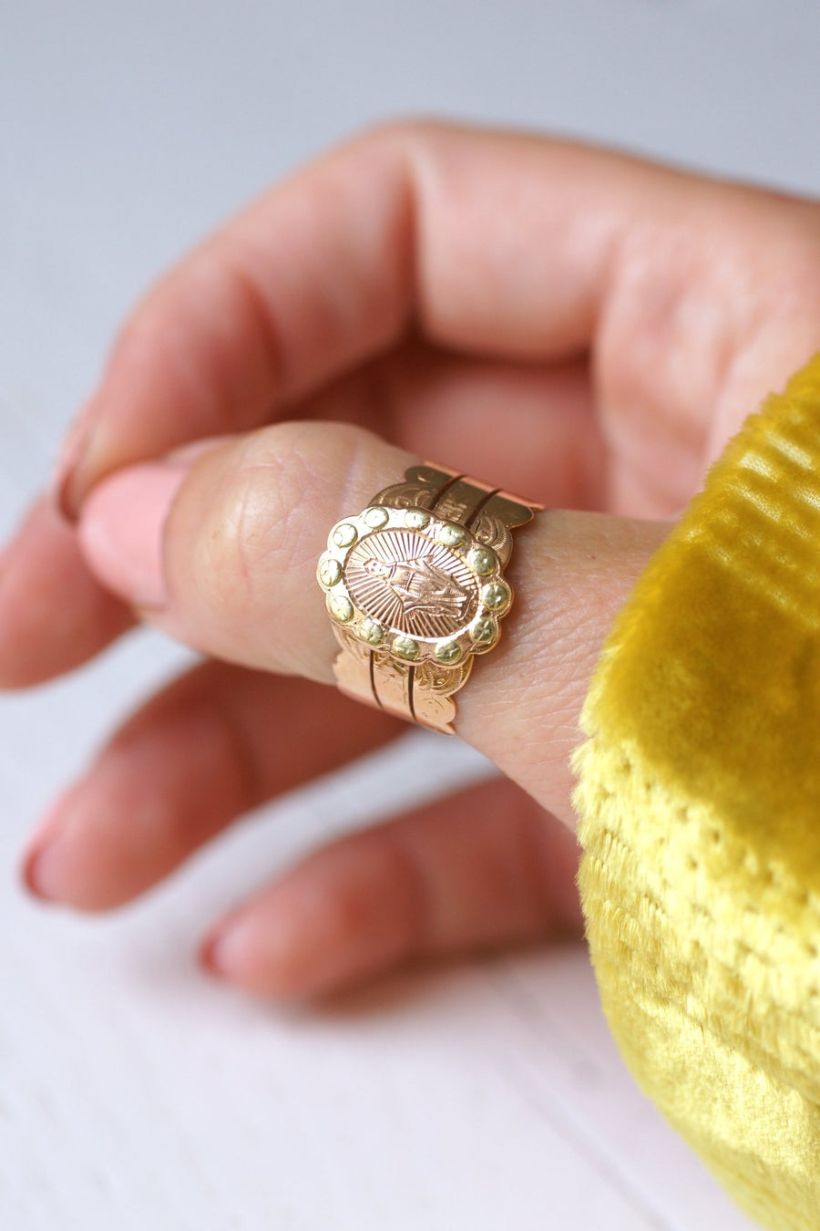 Regional antique Virgin Mary ring in yellow and pink gold - Galerie Pénélope