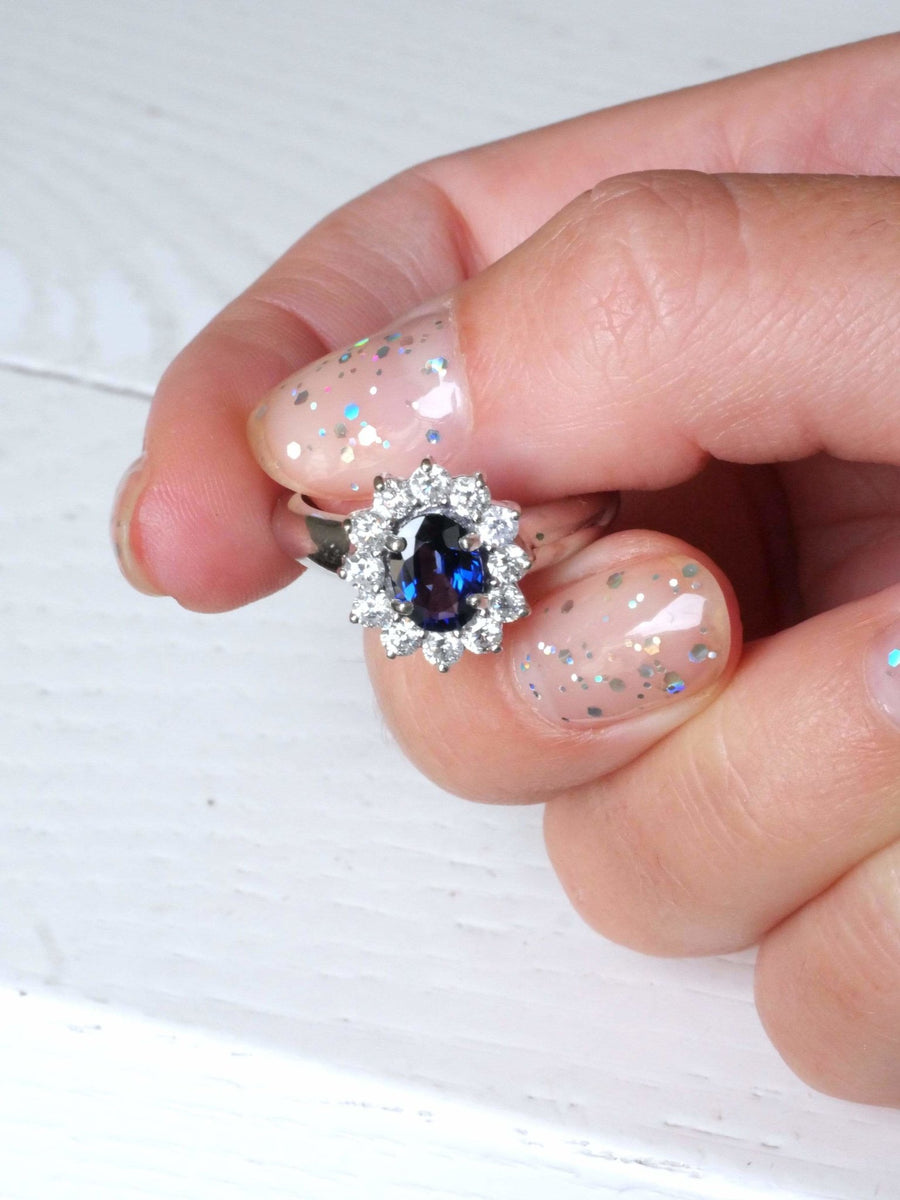 Sapphire ring surrounded by diamonds on white gold - Galerie Pénélope