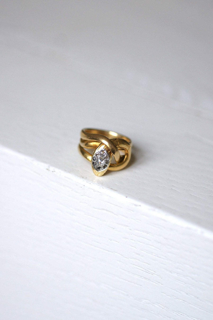 Yellow gold and diamonds Victorian coiled snake ring - Galerie Pénélope