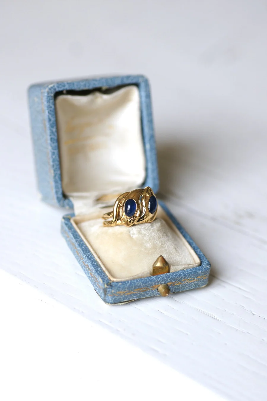 Yellow gold and cabochon sapphires Victorian coiled snakes ring - Galerie Pénélope