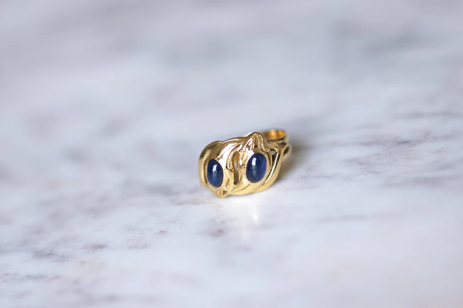 Yellow gold and cabochon sapphires Victorian coiled snakes ring - Galerie Pénélope