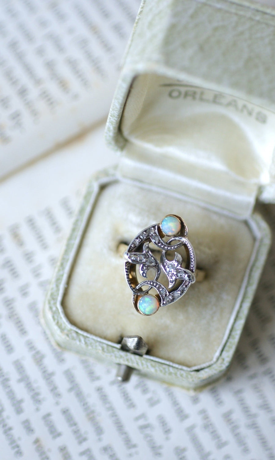 Scrolling diamond and opal ring - Galerie Pénélope