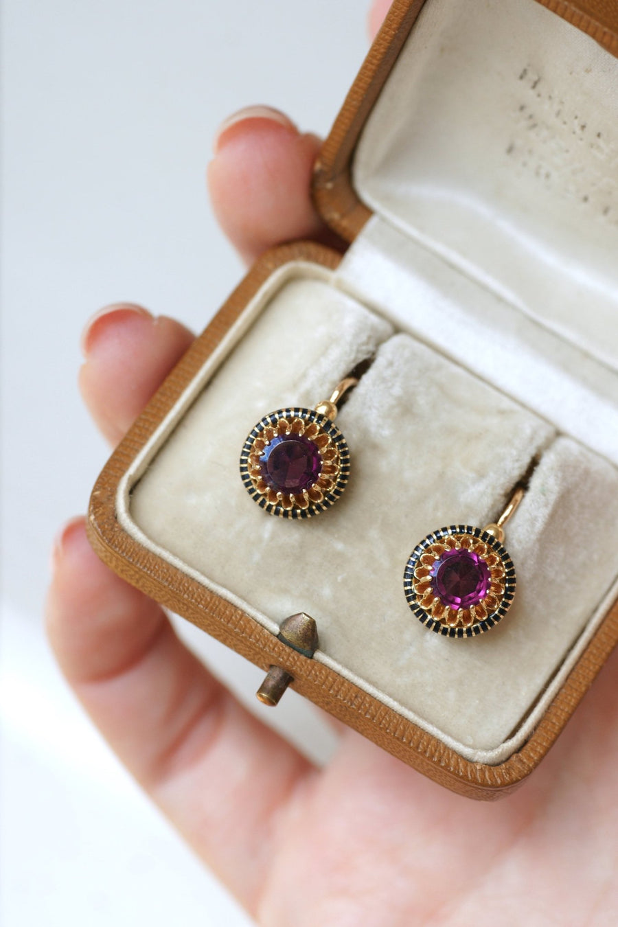 Yellow gold, enamel and garnet earrings - Galerie Pénélope