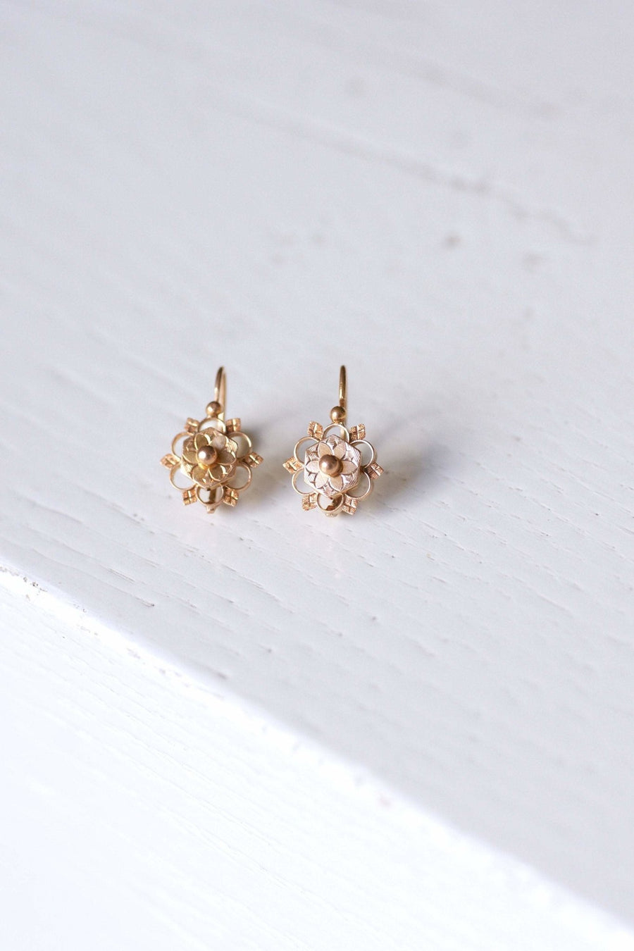 Antique pink gold sleeper flower earrings - Galerie Pénélope