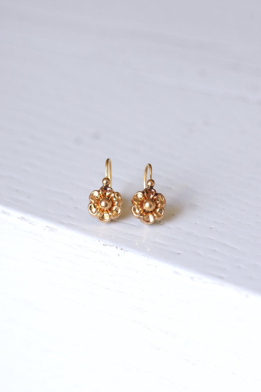 Antique pink gold sleeper flower earrings - Galerie Pénélope