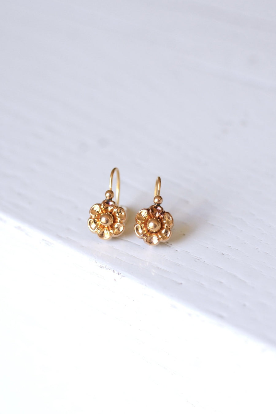 Antique pink gold sleeper flower earrings - Galerie Pénélope
