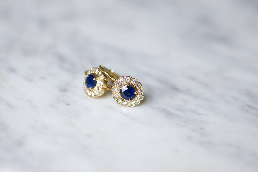 Vintage daisy earrings in yellow gold, sapphire surrounded by diamonds - Galerie Pénélope