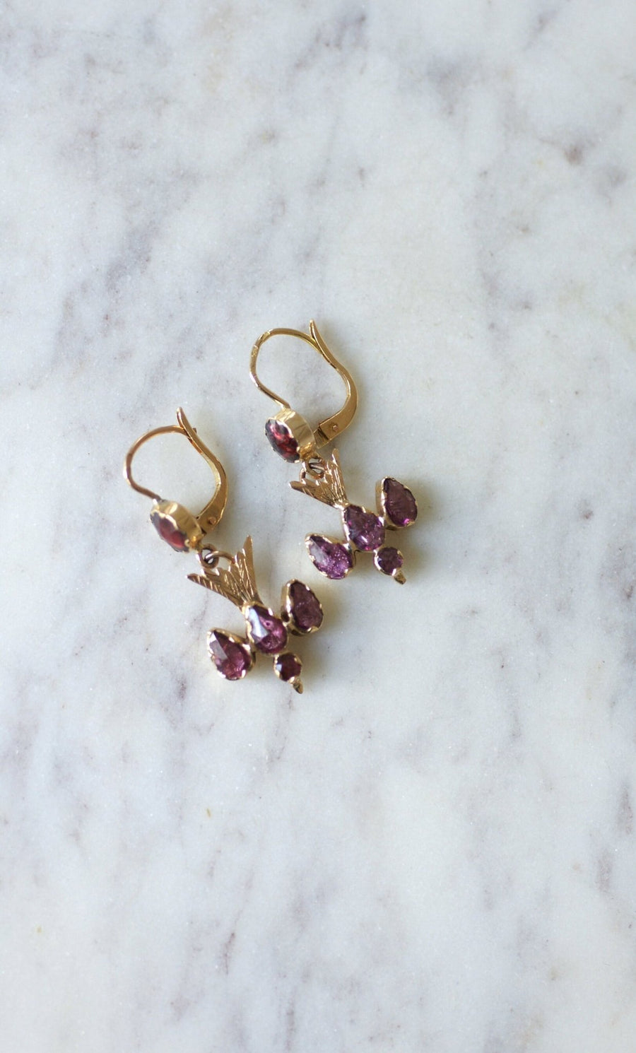 Dove and garnet pendant earrings - Galerie Pénélope