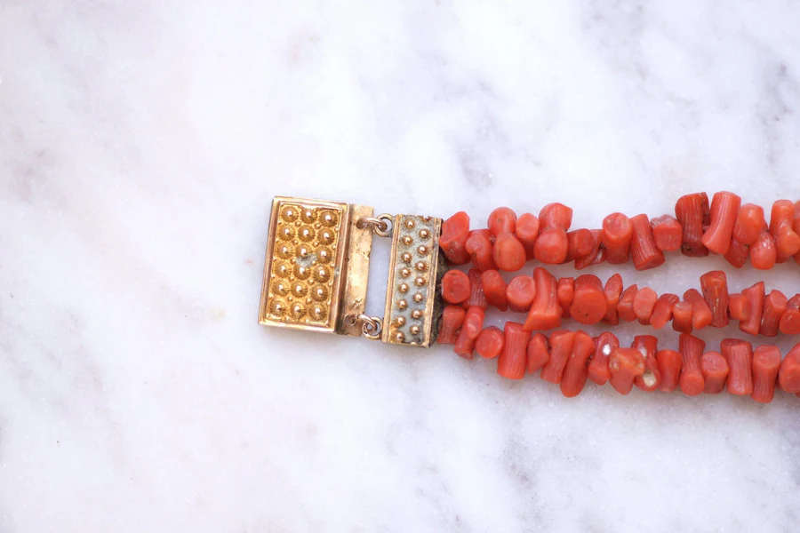 Antique three-row coral bracelet, gold clasp - Galerie Pénélope