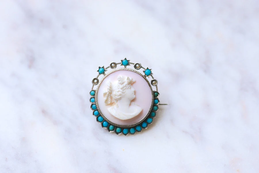 Antique austrian brooch pink shell, turquoise and pearl cameo on silver - Galerie Pénélope