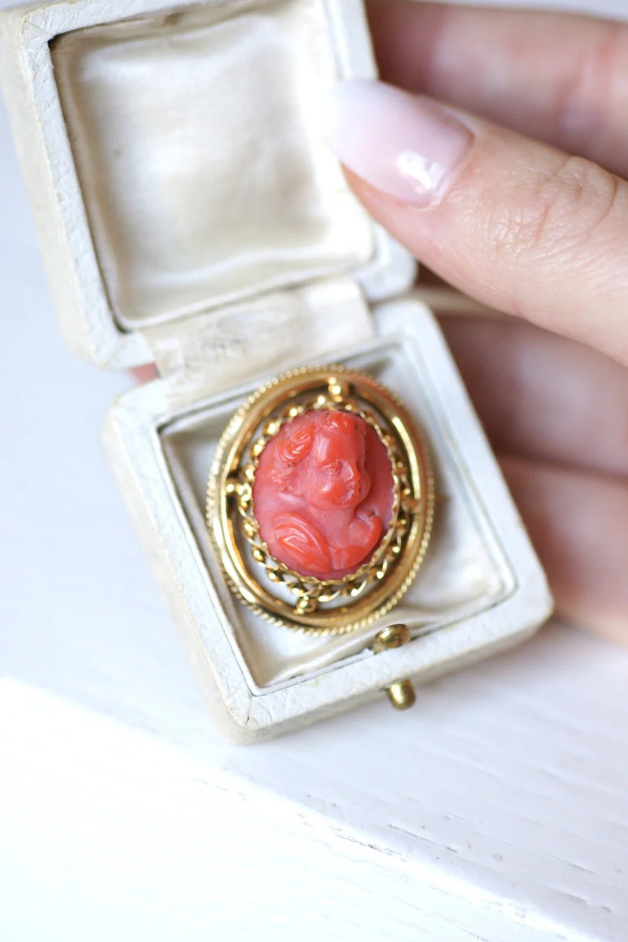 Antique brooch in yellow gold and coral angel cameo - Galerie Pénélope