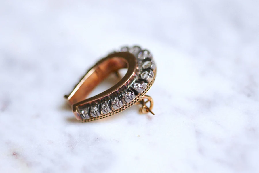 Antique horseshoe brooch set with diamonds, pink gold and silver - Galerie Pénélope