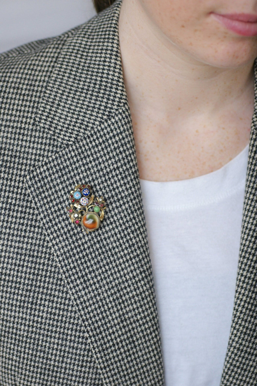 Antique operculum, garnet and porcelain brooch - Galerie Pénélope