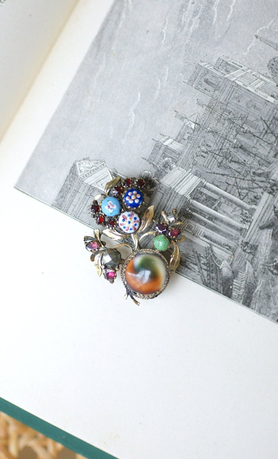 Antique operculum, garnet and porcelain brooch - Galerie Pénélope