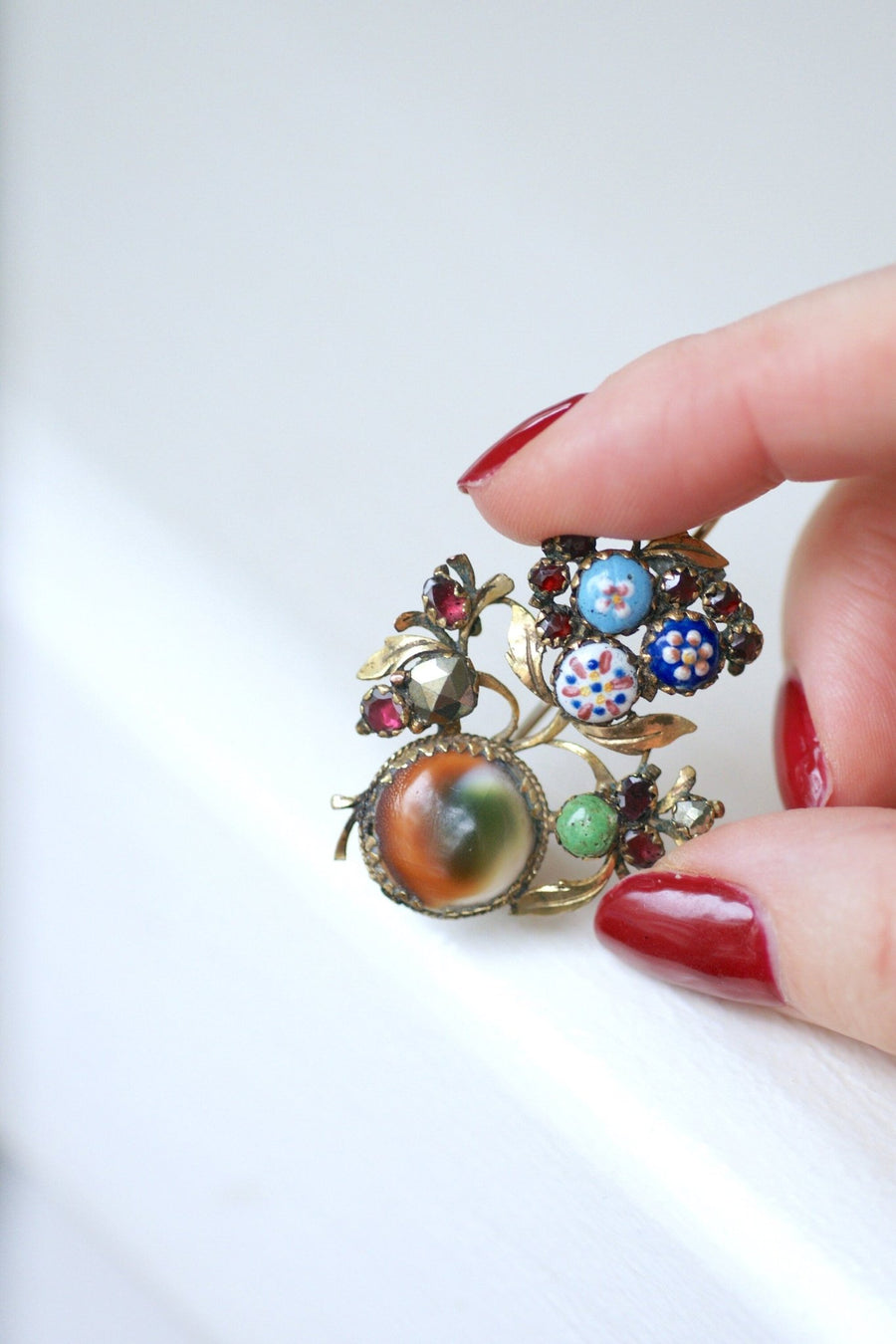 Antique operculum, garnet and porcelain brooch - Galerie Pénélope