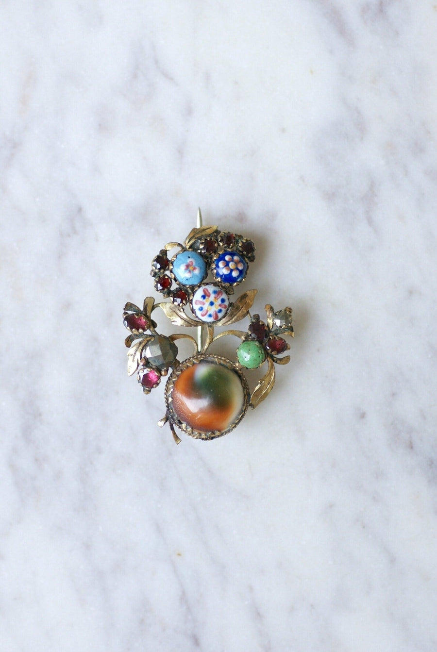 Antique operculum, garnet and porcelain brooch - Galerie Pénélope