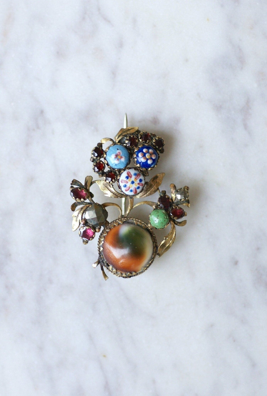 Antique operculum, garnet and porcelain brooch - Galerie Pénélope