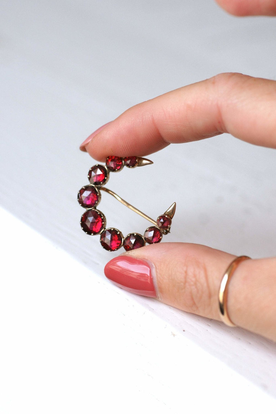Antique moon crescent brooch in pink gold and garnets from Perpignan - Galerie Pénélope