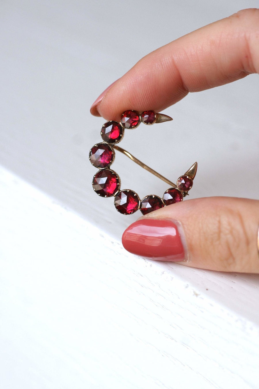 Antique moon crescent brooch in pink gold and garnets from Perpignan - Galerie Pénélope
