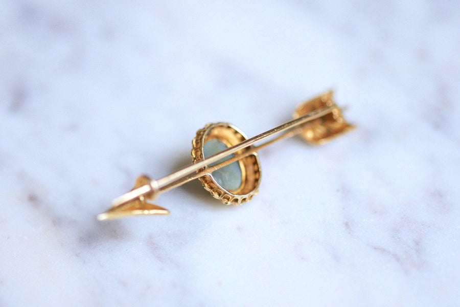 Antique gold arrow brooch with chrysoberyl cat's eye cabochon - Galerie Pénélope