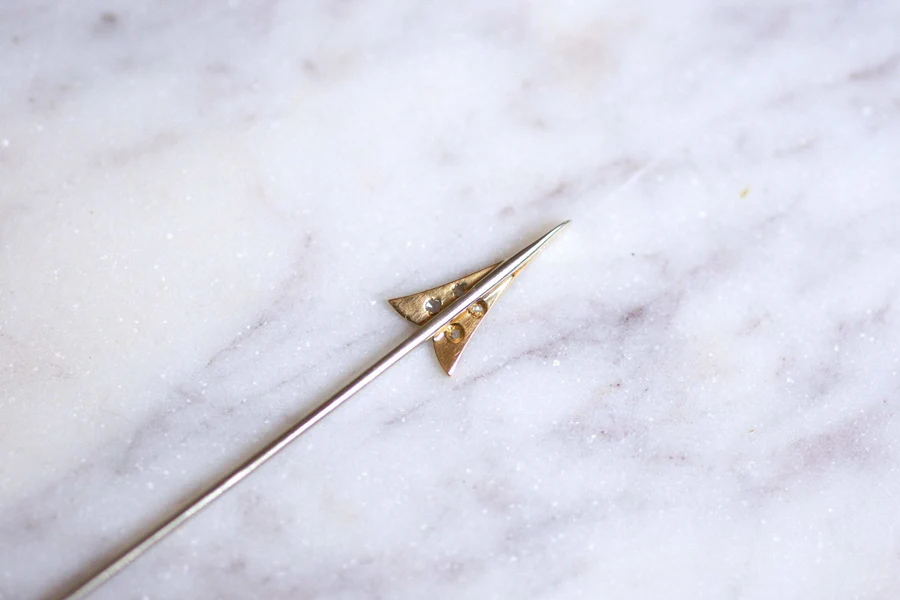 Art Deco arrow brooch in 18Kt white gold and diamonds - Galerie Pénélope