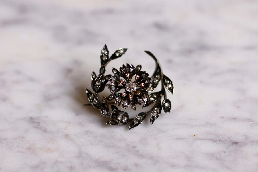 Antique flower brooch in pink gold, silver and diamonds - Galerie Pénélope