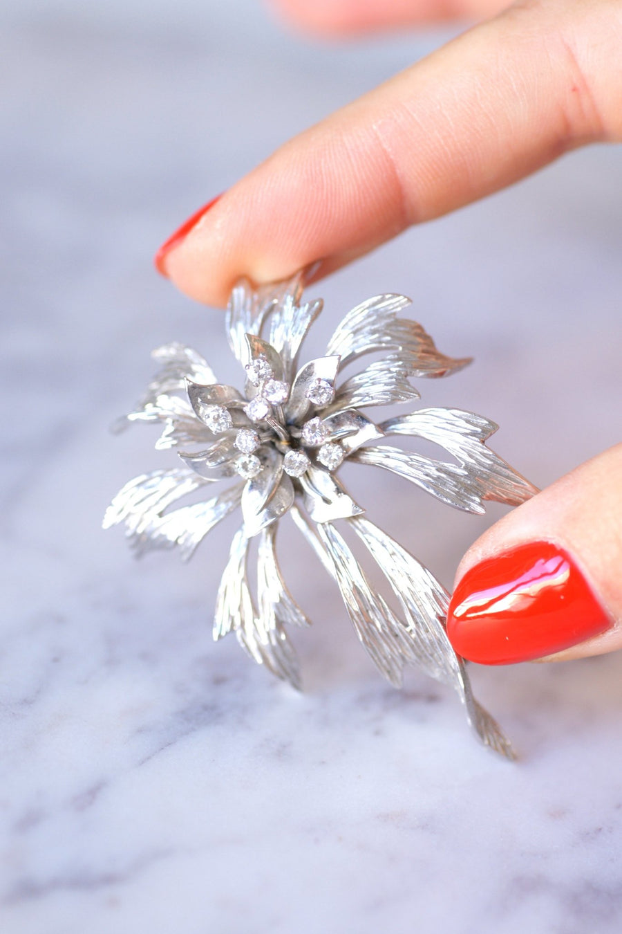 Vintage flower brooch in white gold and diamonds, 60's - Galerie Pénélope