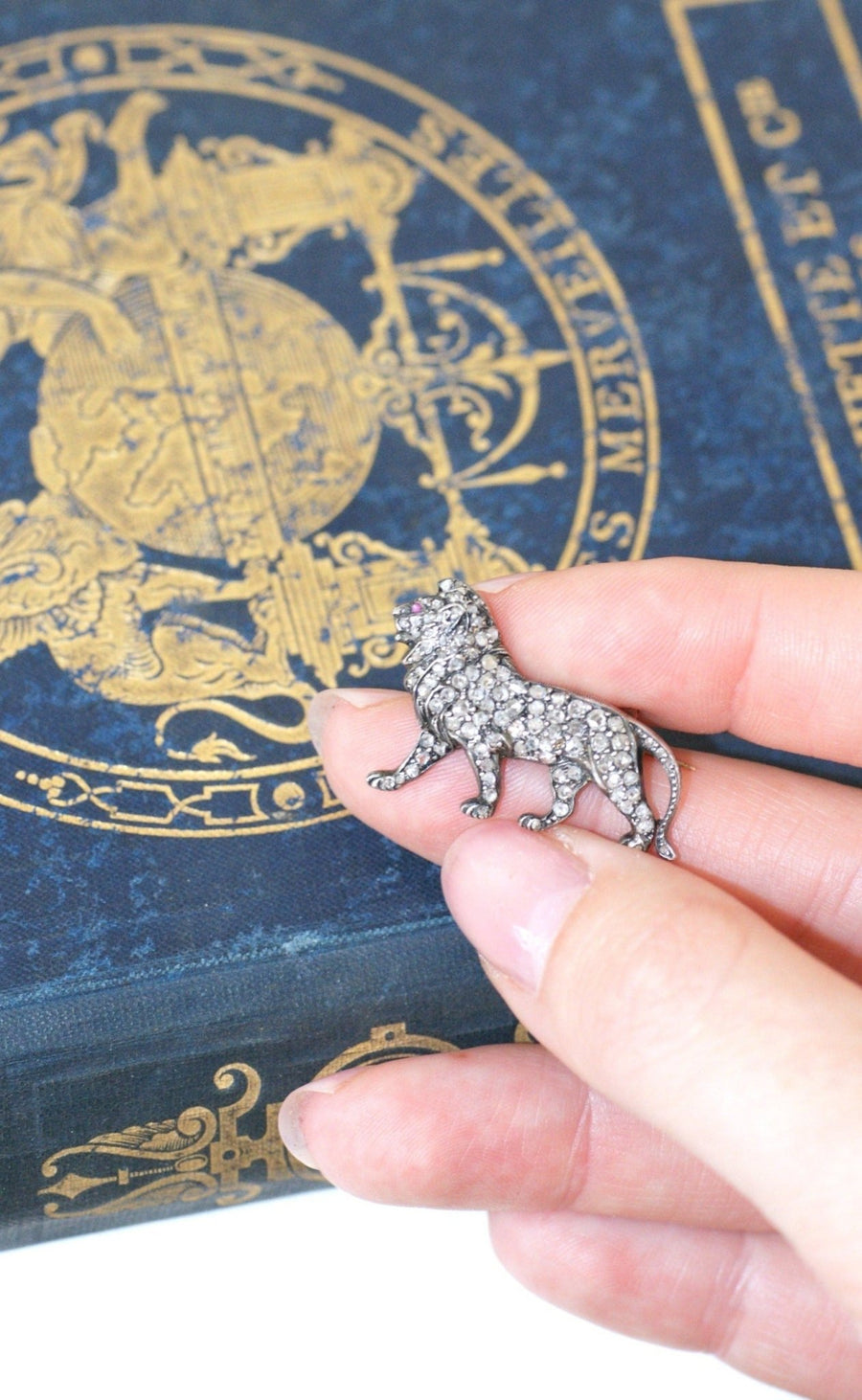 Lion brooch with diamonds - Penelope Gallery
