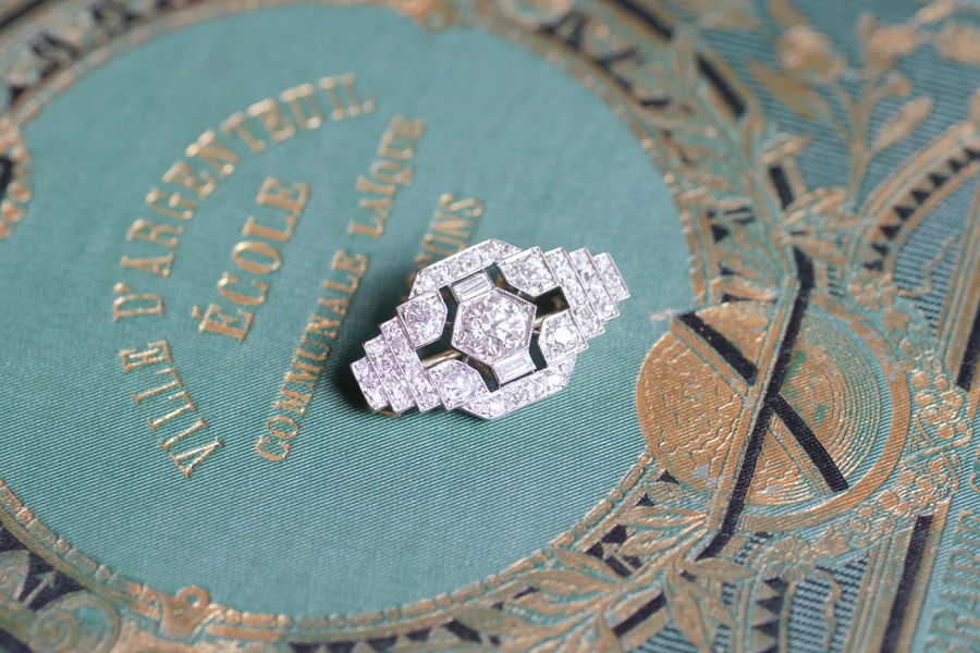 Art Deco gold, platinum, and diamond plate brooch - Galerie Pénélope