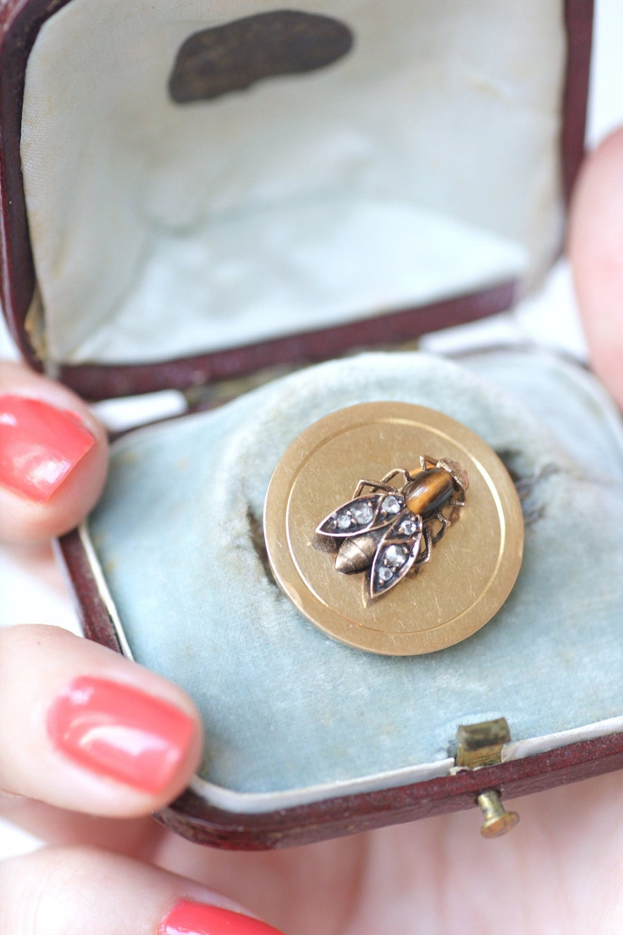 Round bee, tiger eye and diamond brooch - Galerie Pénélope