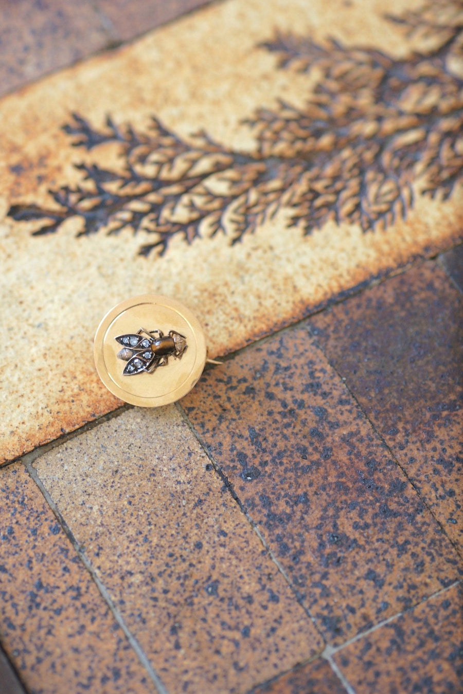 Round bee, tiger eye and diamond brooch - Galerie Pénélope