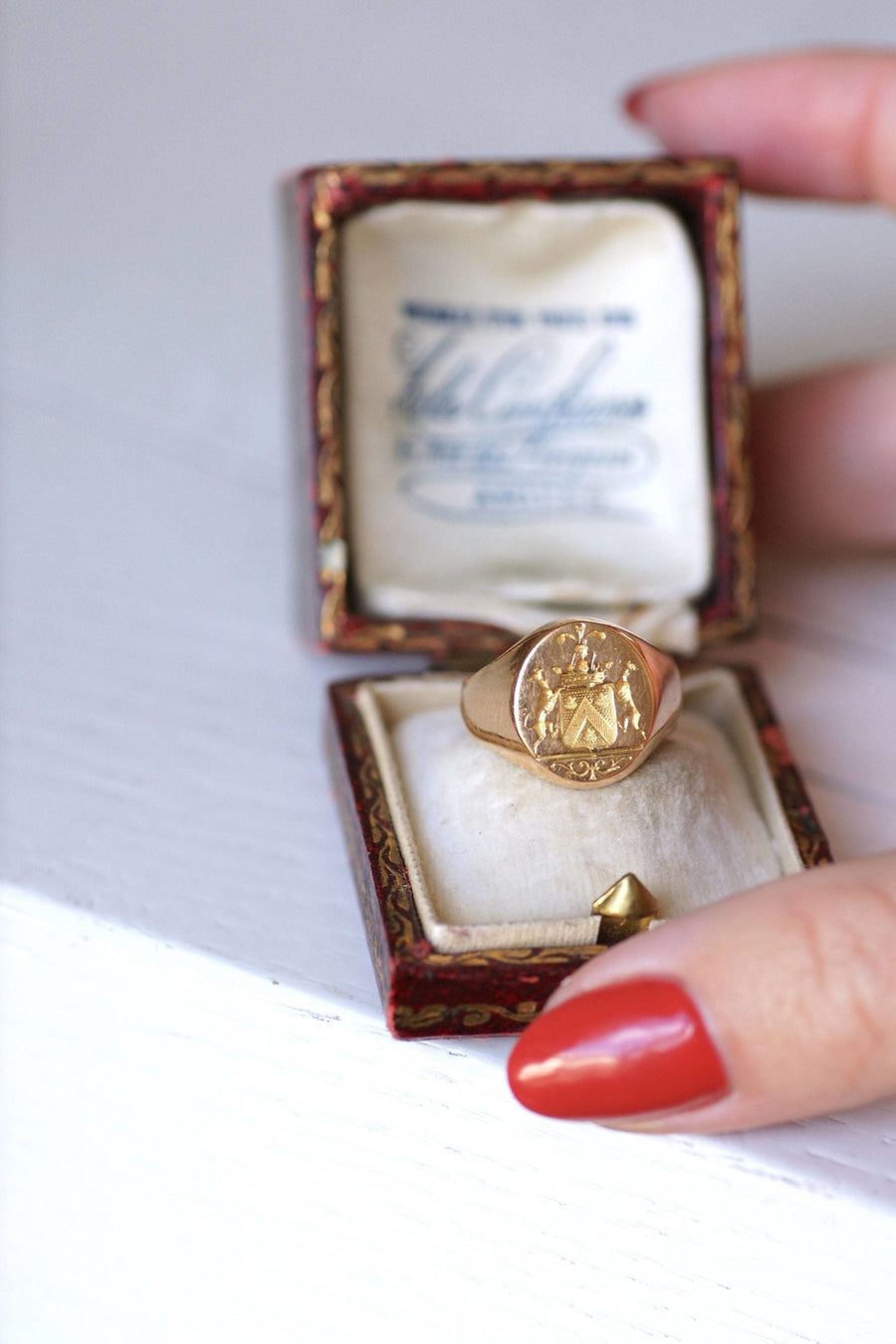 Antique gold heraldic signet ring - Penelope Gallery