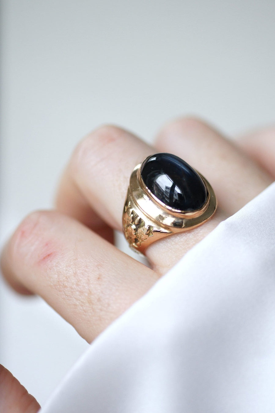 Pink signet ring with 15 Ct sapphire cabochon - Galerie Pénélope