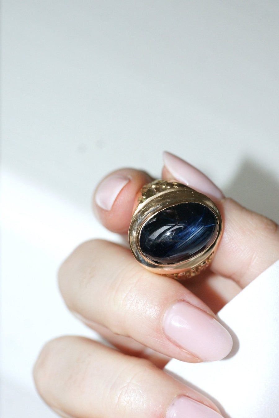 Pink signet ring with 15 Ct sapphire cabochon - Galerie Pénélope