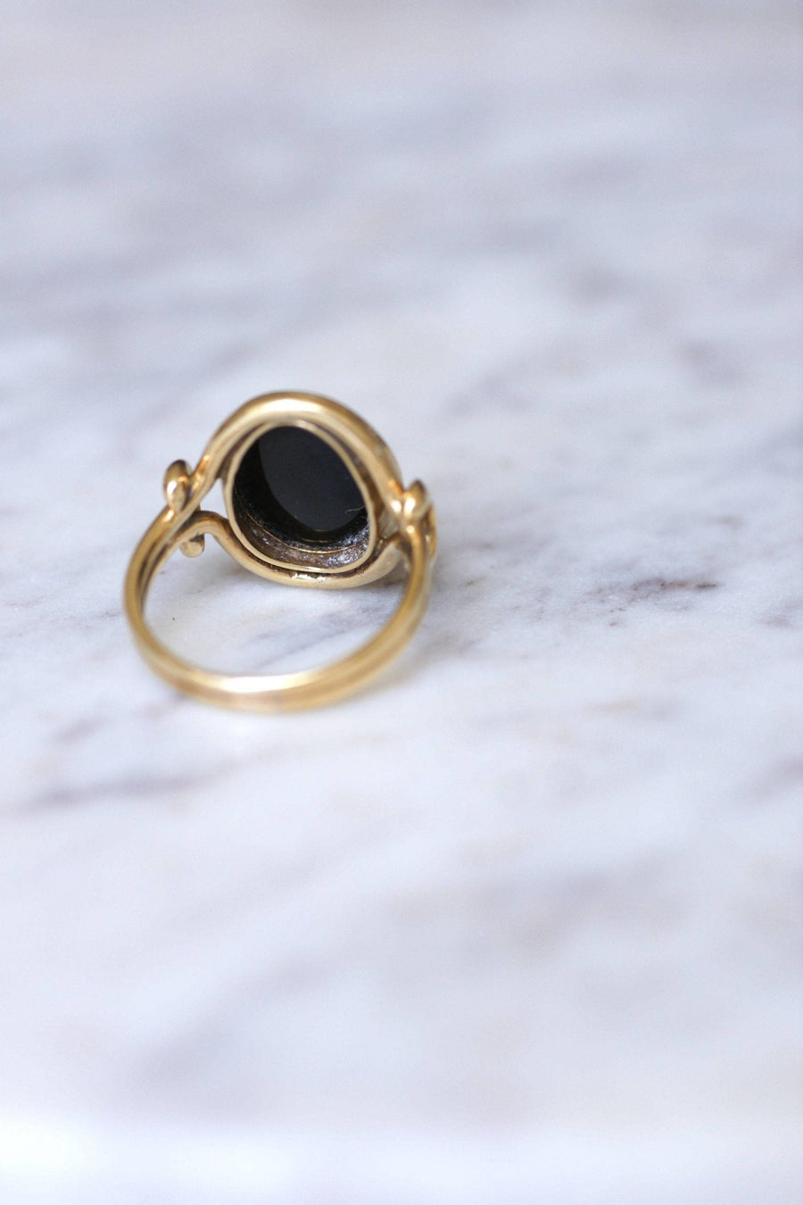 Heraldic signet ring intaglio onyx nicolo - Penelope Gallery