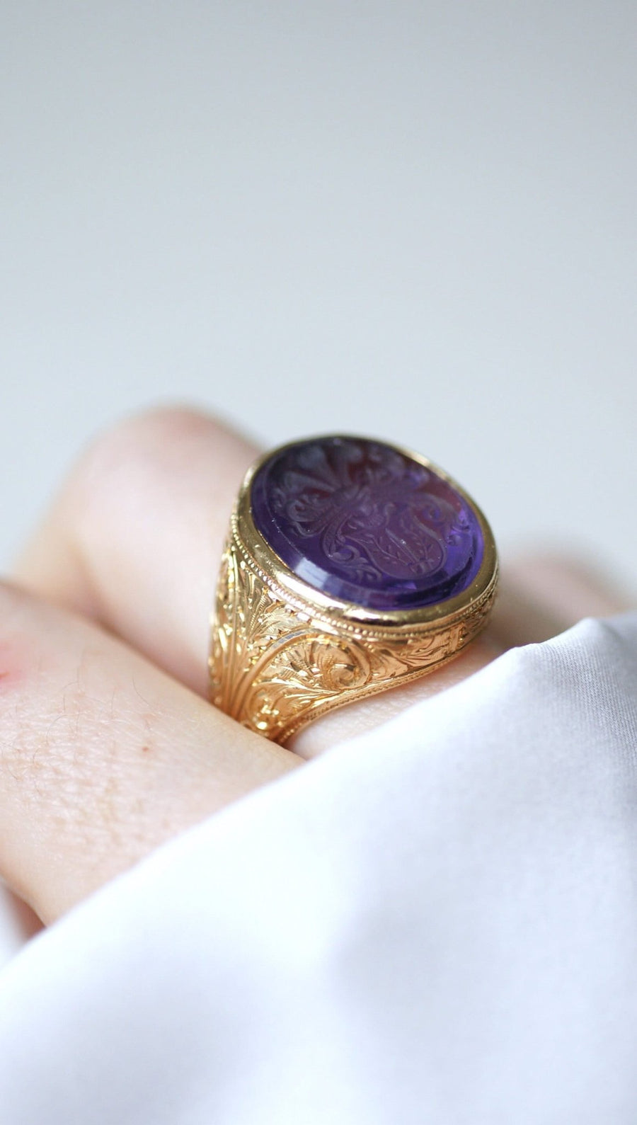 Heraldic signet ring, amethyst on gold - Galerie Pénélope