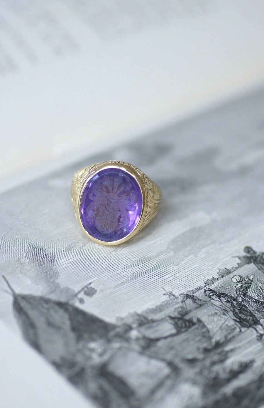 Heraldic signet ring, amethyst on gold - Galerie Pénélope