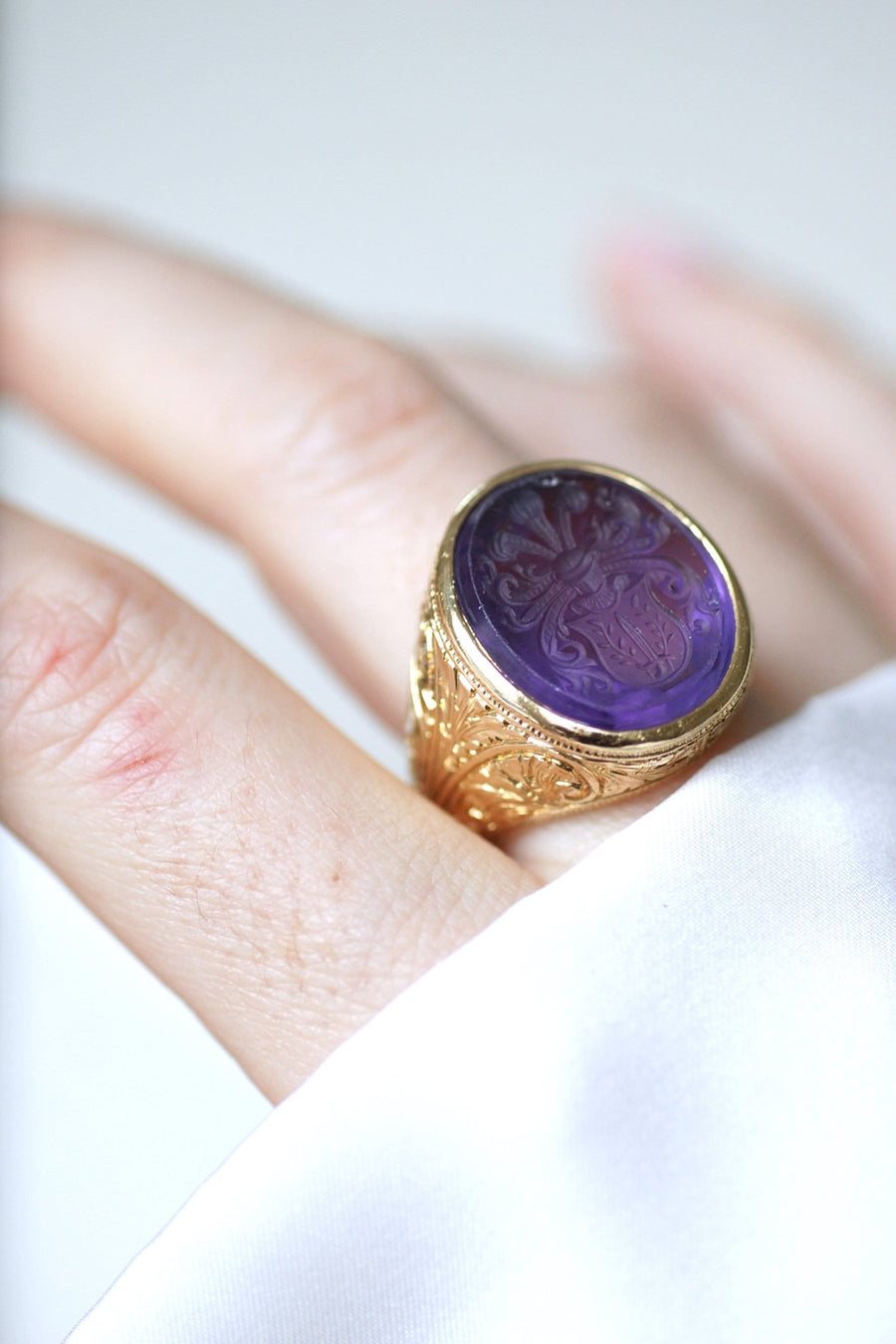 Heraldic signet ring, amethyst on gold - Galerie Pénélope