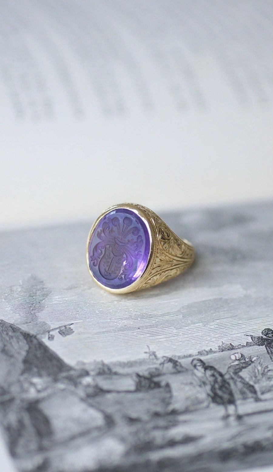 Heraldic signet ring, amethyst on gold - Galerie Pénélope