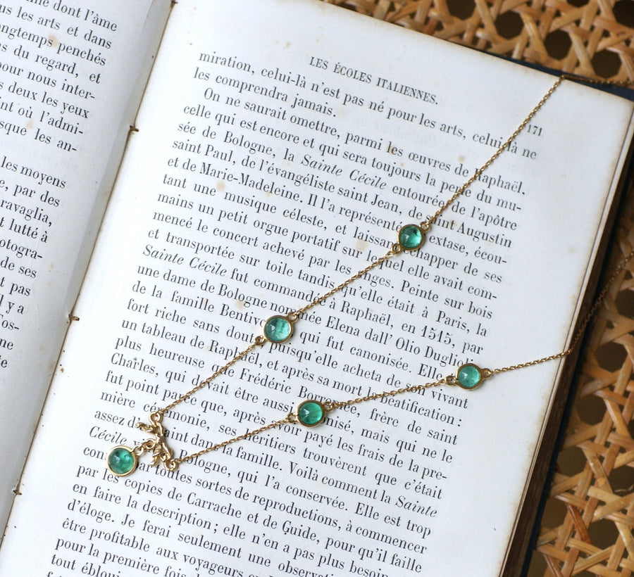 Gold bow and emerald cabochon necklace - Galerie Pénélope